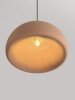 Nowoczesna lampa wisząca z żywicy półokrągły klosz czerwona minimalistyczna uniwersalna japandi Luces Exclusivas